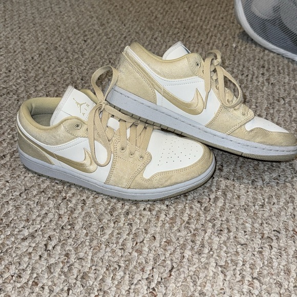 Nike Air Jordan 1 Low SE - Picture 2 of 6
